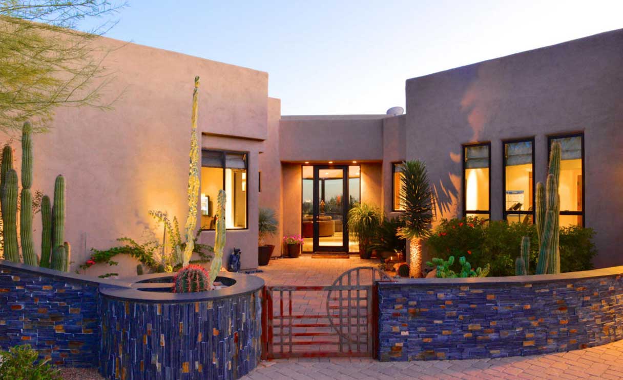 The front gate of one of the homes built by our Oro Valley custom home builders, featuring glass tile detailing around the gate